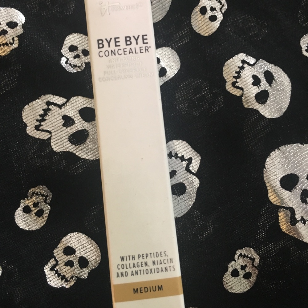 it Cosmetics BYE BYE Concealer in Medium shade